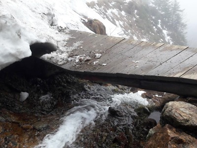 Mostek u Trkače na cestě ke Sněžce nevydržel nápor sněhu