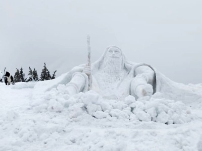 Obří sněhový Krakonoš stojí i u Labské boudy