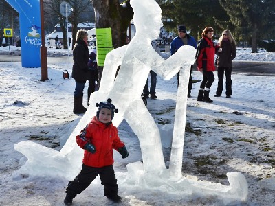 Obrazem: V krkonošském středisku umělci tvořili ledové sochy