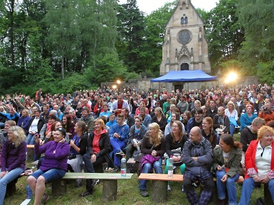Představením Partička na vzduchu zahájilo provoz letní kino Tripsi