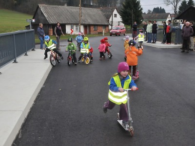 Děti ze školky jako první vyzkoušely nový most v Levínské Olešnici