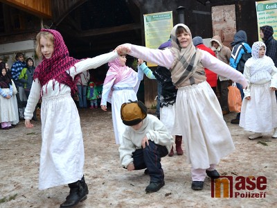 FOTO: Libštátský jarmark U Janatů děti doprovázely tancem