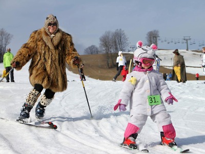 Obrazem: Lyžařský karneval na Kněžickém vrchu