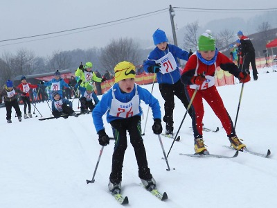 FOTO: Mladí i starší lyžaři bojovali na veřejném závodě v areálu Vejsplachy