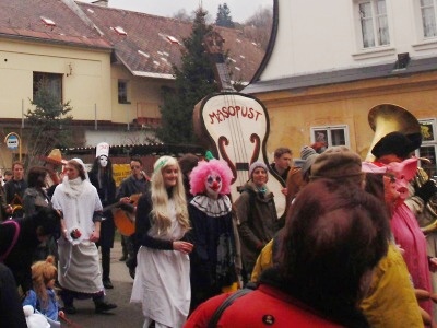 Na Masopustní úterý zaplavil Železný Brod průvod masek