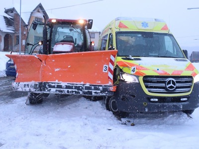 Policie hledá svědky střetu sanitky s traktorem v Mírové