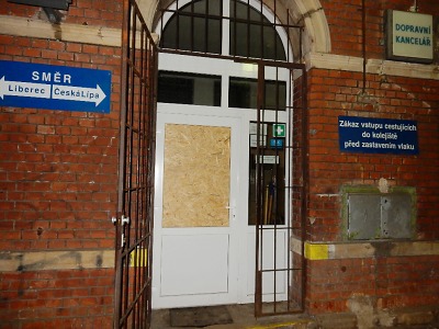 Mladík se do budovy nádraží v Liberci dobýval sekáčkem