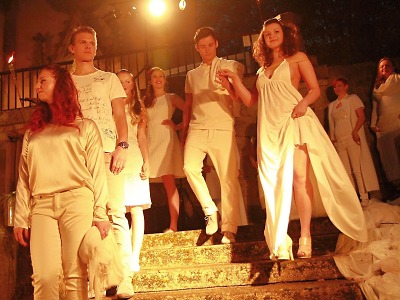 Obrazem: Jarní módní přehlídka u Morzinské kaple