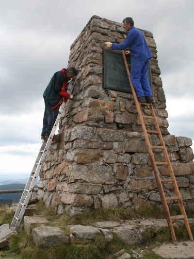 Jilemničtí lyžaři opravili mohylu Hanče a Vrbaty