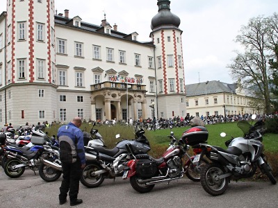 Obrazem: Do Vrchlabí se sjeli pro požehnání motorkáři nejen z Krkonoš