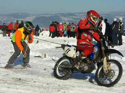 Adrenalinový motoskijöring se jel v Martinicích už potřetí