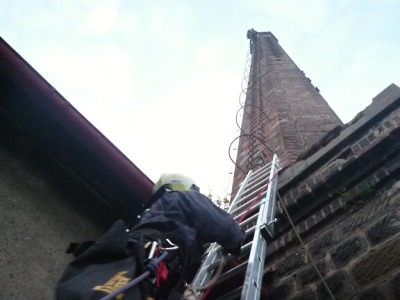 Hasiči zachraňovali ve Frýdštejně muže, který chtěl skočit z komína