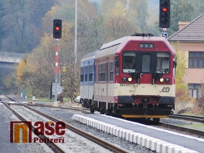 Vlak srazil blízko železničního přejezdu v Semilech ženu