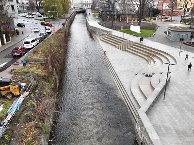 Přístup k řece, park, fontána i dětská zóna. Kraj představil náplavku