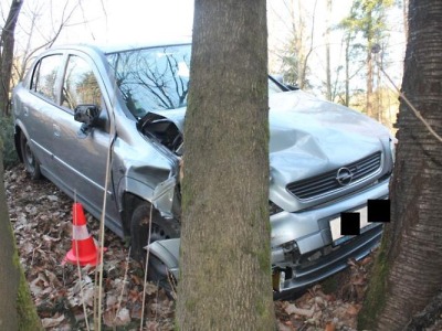Řidič po smyku vyjel v Jablonci mimo vozovku a narazil do stromu