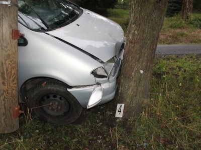 Řidič se v Klinkovicích vyhýbal protijedoucímu autu, sjel však do příkopu