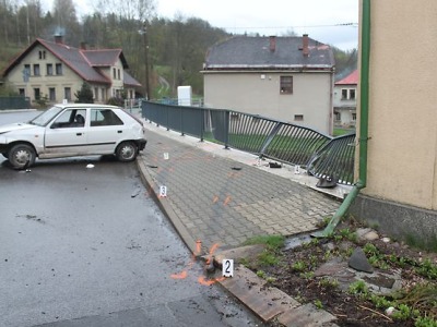 V Hájích nad Jizerou po smyku narazil do zábradlí mostu