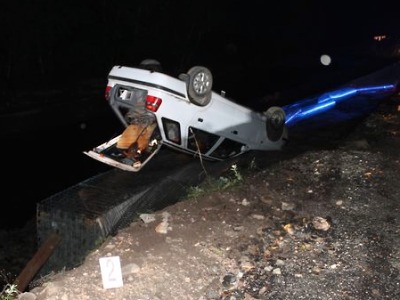 U Poniklé mladý opilý řidič převrátil auto na střechu