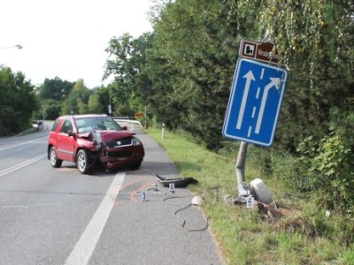 Řidičku při sjezdu do Turnova probudil až náraz do sloupu