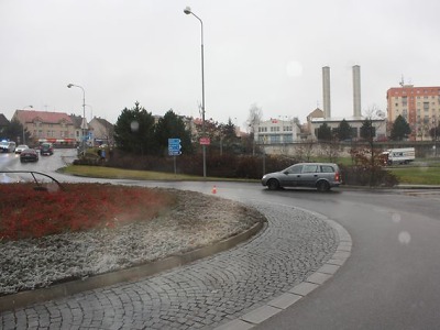 Na kruhových objezdech v Turnově revitalizují zeleň