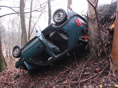 Na mokrých silnicích došlo na Jilemnicku ke dvěma bouračkám