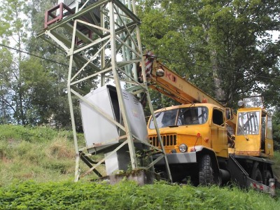 Autojeřáb se u Vysokého rozjel z kopce a narazil do trafostanice