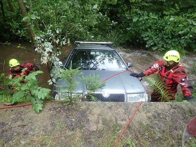 Hasiči vytahovali v Bozkově auto z potoka, řidiče odvezla sanitka