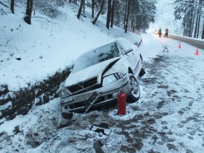 Vyhýbala se u Bradlecké Lhoty srně a s autem pak narazila do zdi