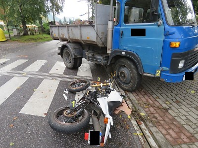 Motocyklista se v Brodě srazil s nákladním autem, policie hledá svědky