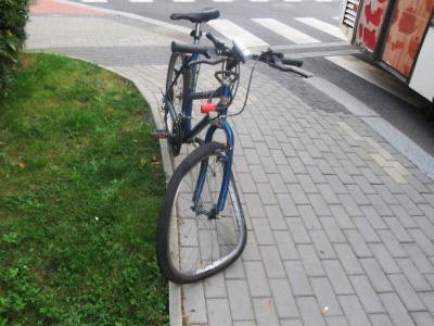 Cyklista nedal na křižovatce ulic 5. května a Kamenná přednost autobusu