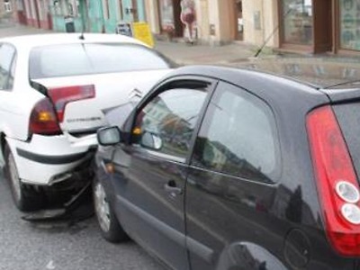 Za kruhovým objezdem v Jilemnici se střetla dvě vozidla