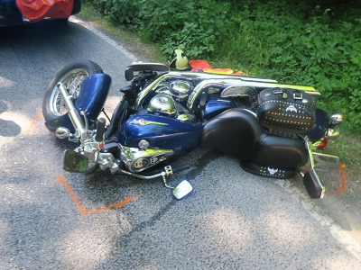 Na silnici u Frýdštejna vytekl olej, následně zde havaroval motocyklista
