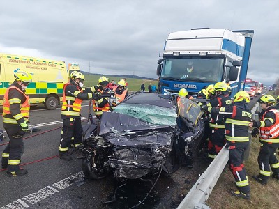 U Hrádku nad Nisou se srazilo osobní auto s kamionem