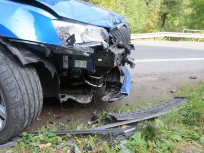 Při cestě z Rokytnice nabourala řidička do svodidel