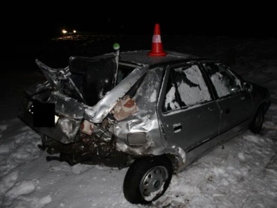 Po nezvládnutém smyku se auto v Jenišovicích přetočilo přes střechu