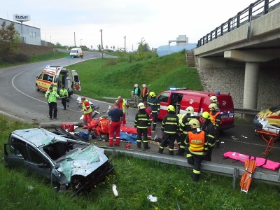 U Jeřmanic vyjelo auto z R 35, cestou přerazilo sloup