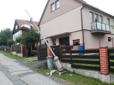 Při couvání řidič náklaďáku v Jilemnici vyvrátil telefonní sloup