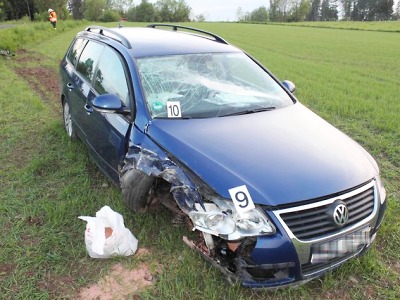 Řidič se na silnici z Jilemnice zadíval do navigace a poté narazil do stromu