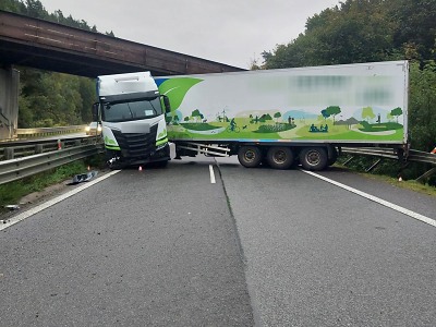 Na silnici R35 u Žďárku narazil kamion do svodidel