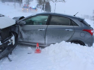 V Kořenově narazil řidič za snížené viditelnosti do vozidla v protisměru