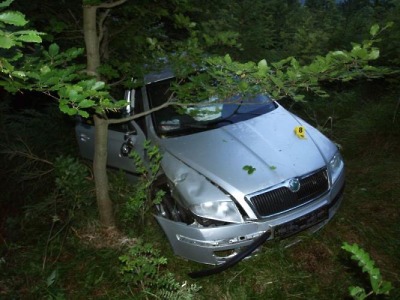 V Kořenově sjel řidič z prudkého srázu, těžké zranění má spolujezdkyně