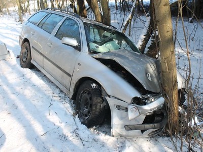 S autem sjel řidič u Lomnice na sněhu ze silnice a trefil strom