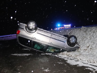 Řidička v hustém sněžení nezvládla v Košťálově řízení a havarovala