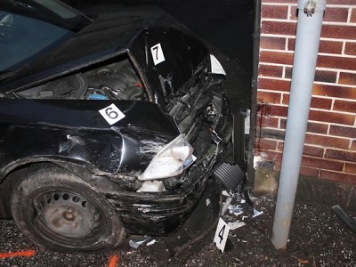 U Sedmihorek skončilo auto na boku, v Košťálově najelo do vrátnice