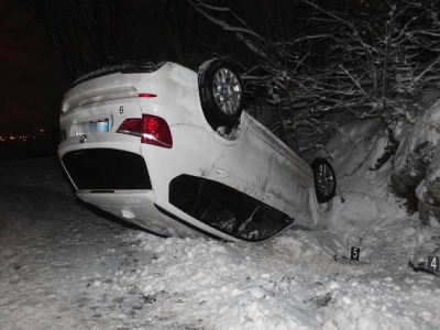 U Kozákova skončil řidič po smyku na sněhu s autem na střeše