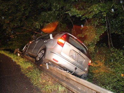 Mokrou vozovku u Turnova nezvládli dva řidiči, auta skončila na svodidlech