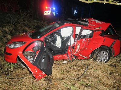 Řidička na Malé Skále předjížděla na plné čáře a nezvládla řízení