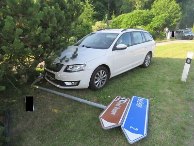 Řidička v Malé Skále přerazila dopravní značku