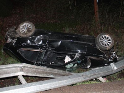 Mladík při vysoké rychlosti na mokru přetočil u Brodu BMW na střechu