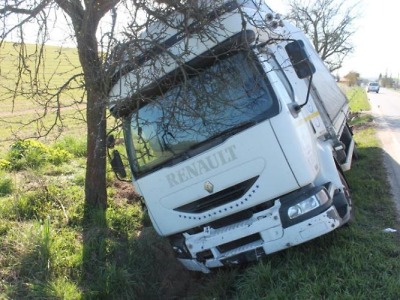 Cestu nákladního auta mimo silnici ve Ktové zastavil až strom